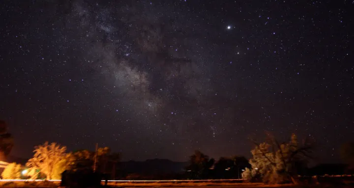 El mismo cielo desde un pueblo pequeño: la Vía Láctea y cientos de estrellas